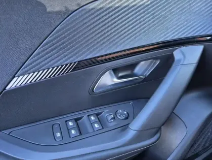 Photo 54 Peugeot 2008 II Hybrid 136 e-DCS6 ALLURE