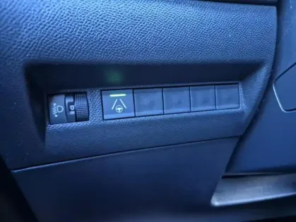 Photo 35 Peugeot 2008 II Hybrid 136 e-DCS6 ALLURE