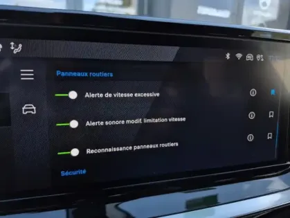 Photo 41 Peugeot 2008 II Hybrid 136 e-DCS6 ALLURE