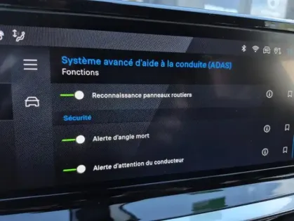 Photo 40 Peugeot 2008 II Hybrid 136 e-DCS6 ALLURE