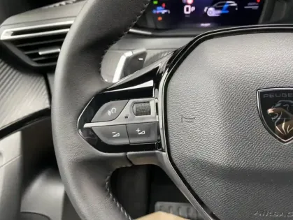 Photo 22 Peugeot 2008 II Hybrid 136 e-DCS6 ALLURE