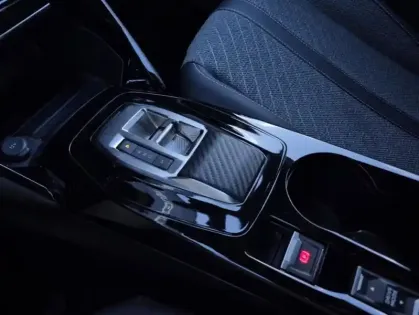 Photo 34 Peugeot 2008 II Hybrid 136 e-DCS6 ALLURE