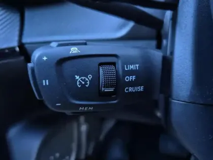 Photo 43 Peugeot 2008 II Hybrid 136 e-DCS6 ALLURE