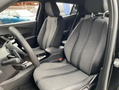 Photo 12 Peugeot 2008 II Hybrid 136 e-DCS6 ALLURE