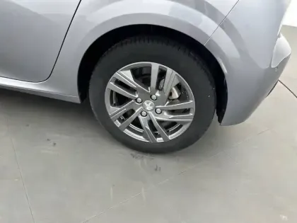 Photo 32 Peugeot 208  PureTech 100 S&S BVM6