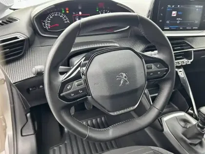 Photo 28 Peugeot 208  PureTech 100 S&S BVM6