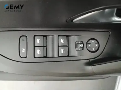 Photo 33 Peugeot 2008  PureTech 100 S&S BVM6