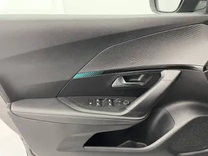 Photo 23 Peugeot 2008  PureTech 100 S&S BVM6