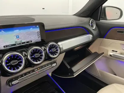 Photo 32 Mercedes GLB  200 d 8G-DCT