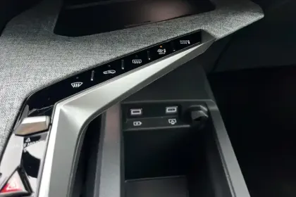 Photo 25 Peugeot 3008  Electrique 325 ch 4x4 73 kWh