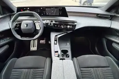 Photo 15 Peugeot 3008  Electrique 325 ch 4x4 73 kWh