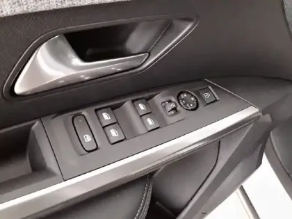 Photo 27 Peugeot 5008  Hybrid 145 e-DCS6