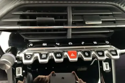 Photo 16 Peugeot 2008  PureTech 130 S&S BVM6