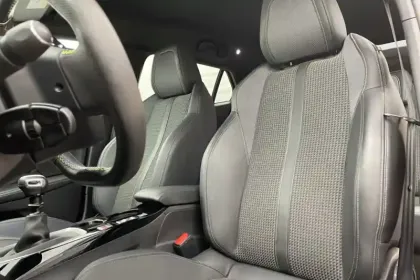 Photo 12 Peugeot 2008  PureTech 130 S&S BVM6