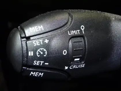 Photo 11 Peugeot 208  e- 136ch Style