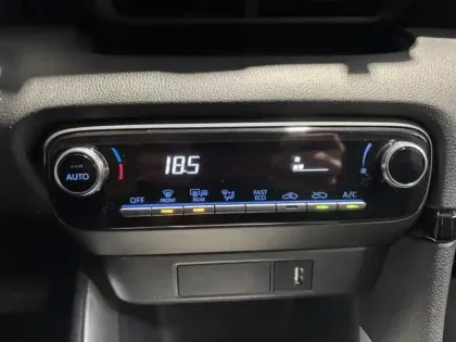 Photo 11 Toyota Yaris  116h Dynamic Business 5p + Programme Beyond Zero Academy MY22