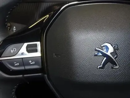 Photo 9 Peugeot 208  e- 136ch Allure