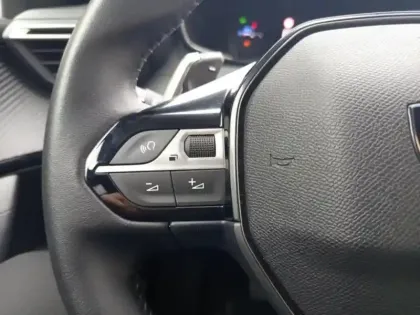 Photo 11 Peugeot 2008  1.2 Hybrid 136ch Allure e-DCS6