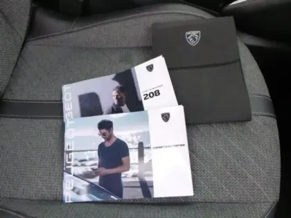 Photo 10 Peugeot 208  1.2 Hybrid 110ch Allure e-DCS6