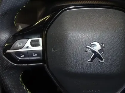 Photo 10 Peugeot 2008  e- 136ch GT