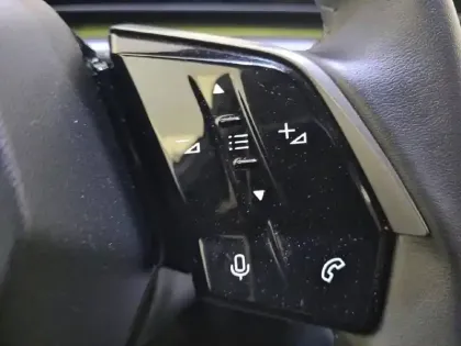 Photo 61 Peugeot 5008  Hybrid 136 e-DCS6