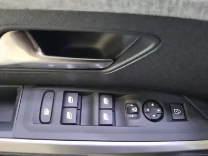 Photo 94 Peugeot 5008  Hybrid 136 e-DCS6