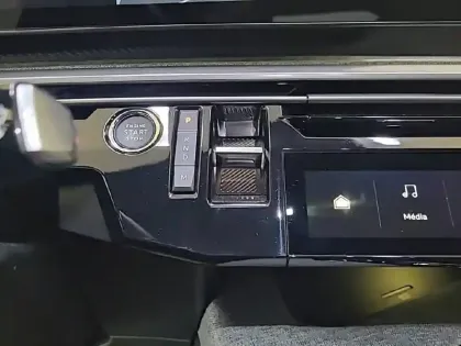 Photo 77 Peugeot 5008  Hybrid 136 e-DCS6