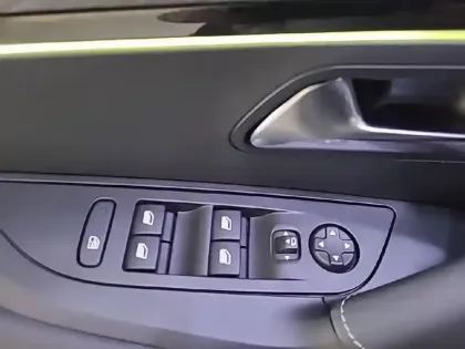 Photo 53 Peugeot 2008  PureTech 130 S&S EAT8