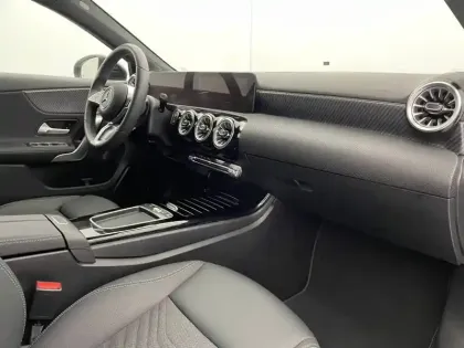 Photo 30 Mercedes Classe A  180 d 8G-DCT