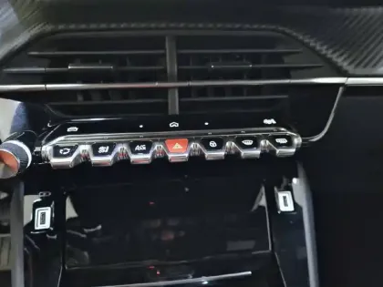 Photo 24 Peugeot 2008  Hybrid 136 e-DCS6