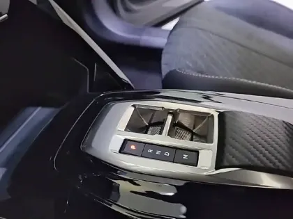 Photo 13 Peugeot 2008  Hybrid 136 e-DCS6