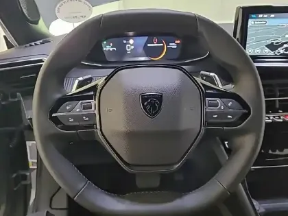 Photo 8 Peugeot 2008  Hybrid 136 e-DCS6