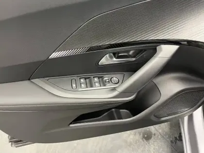 Photo 24 Peugeot 2008  Hybrid 145 e-DCS6