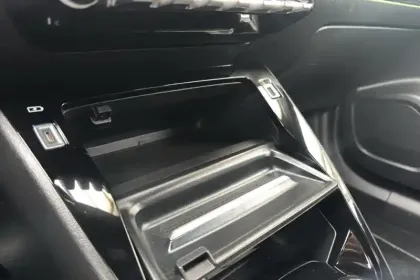 Photo 24 Peugeot 2008  PureTech 130 S&S BVM6