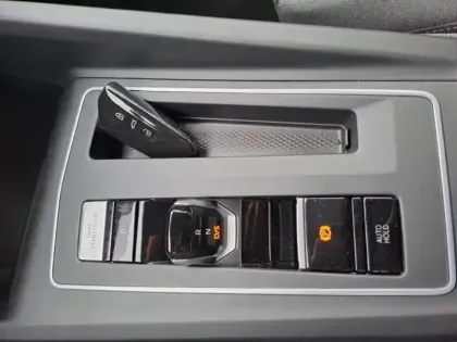 Photo 14 Volkswagen Golf  1.5 eHybrid 204ch VW Edition DSG6