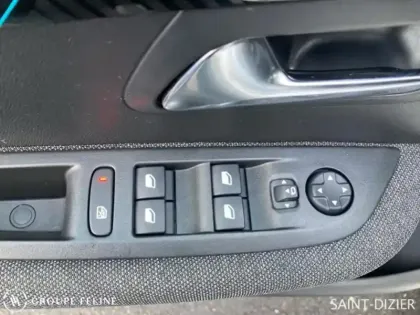 Photo 11 Peugeot 208  e- 136ch Style