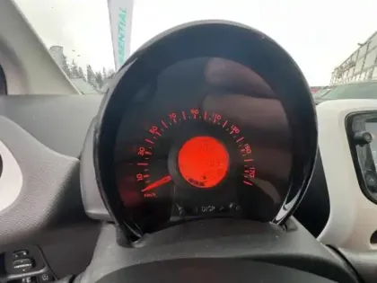 Photo 11 Citroën C1  VTi 72 S&S Millenium 5p  E6.d