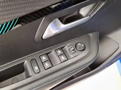 Photo 22 Peugeot 208  Electrique 50 kWh 136ch