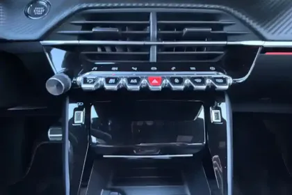 Photo 15 Peugeot 208  PureTech 130 S&S EAT8