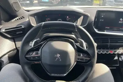 Photo 11 Peugeot 2008  PureTech 130 S&S EAT8