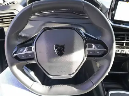 Photo 46 Peugeot 208  PureTech 100 S&S BVM6