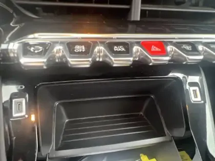 Photo 27 Peugeot 208  Electrique 50 kWh 136ch