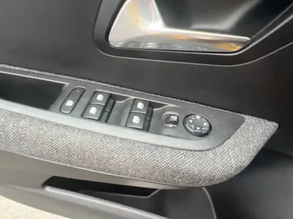 Photo 14 Peugeot 208  Electrique 50 kWh 136ch