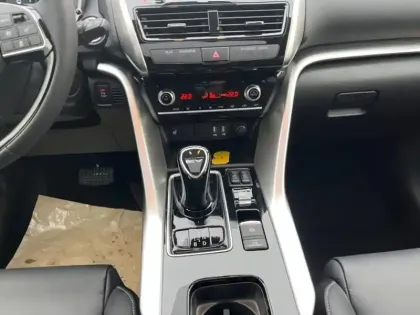 Photo 10 Mitsubishi Eclipse Cross  2.4 MIVEC PHEV 188ch Instyle 4WD