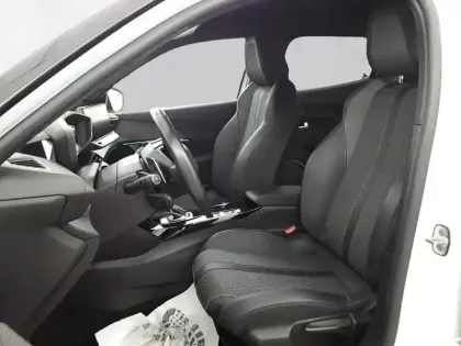 Photo 10 Peugeot 2008  PureTech 130 S&S EAT8