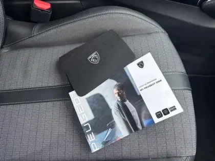 Photo 15 Peugeot 2008  PureTech 130 S&S BVM6 Allure Pack