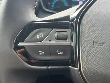 Photo 11 Peugeot 208  e- 136ch Style