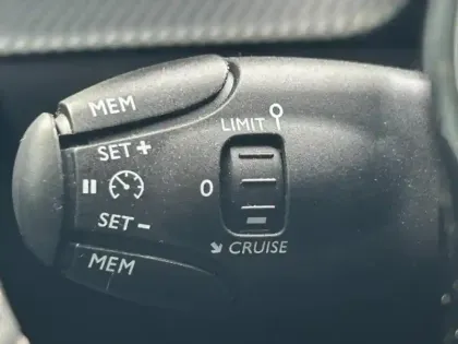 Photo 13 Peugeot 208  e- 136ch Style