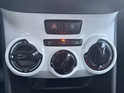 Photo 14 Peugeot 208  PureTech 68ch BVM5