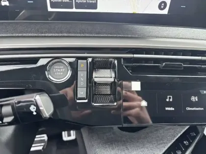 Photo 33 Peugeot 3008  Hybrid 145 e-DCS6